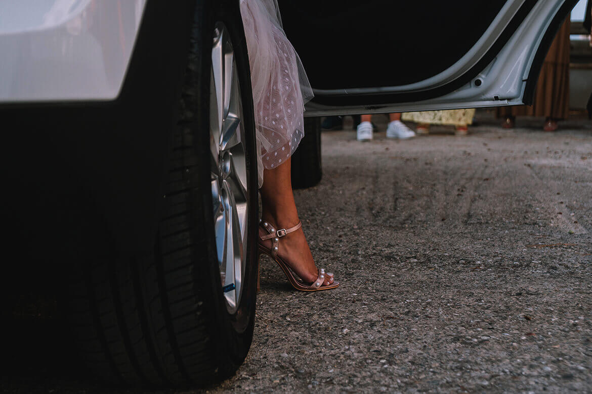 Γάμος Ανδρέα & Γεωργίας - Η νύφη κατεβαίνει από το αυτοκίνητο