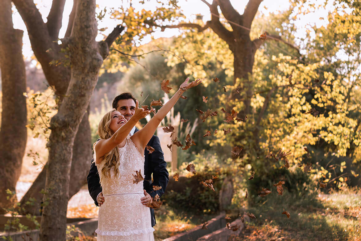 Γάμος Ανδρέα & Γεωργίας - Οι νεόνυμφοι με φόντο το δάσος