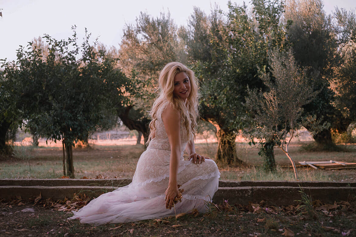 Γάμος Ανδρέα & Γεωργίας - Η νύφη με φόντο το δάσος