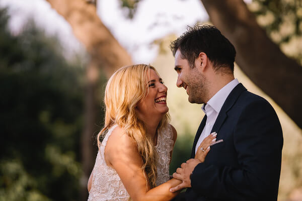 Γάμος Ανδρέα & Γεωργίας - Οι νεόνυμφοι με φόντο το δάσος