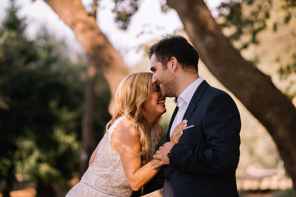 Γάμος Ανδρέα & Γεωργίας - Οι νεόνυμφοι με φόντο το δάσος