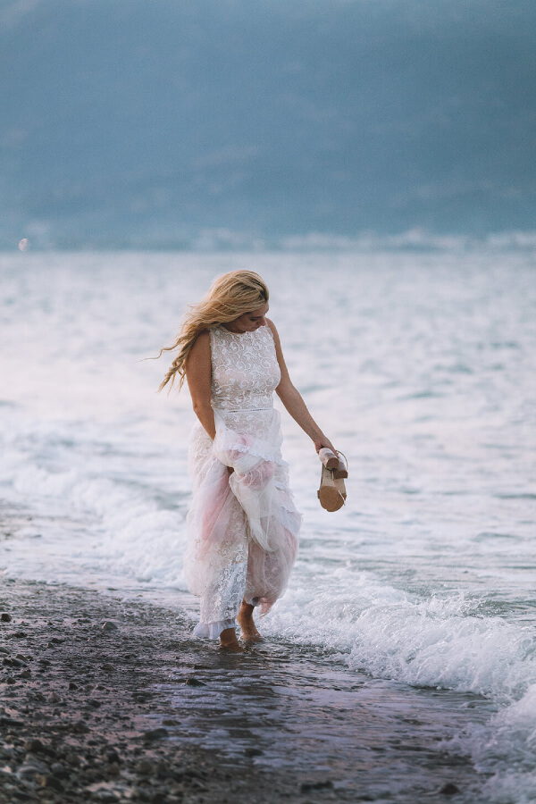 Γάμος Ανδρέα & Γεωργίας - Η νύφη περπατά στην παραλία