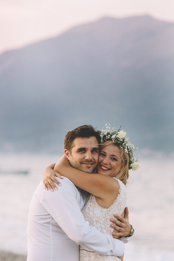 Γάμος Ανδρέα & Γεωργίας - Οι νεόνυμφοι με φόντο την θάλασσα
