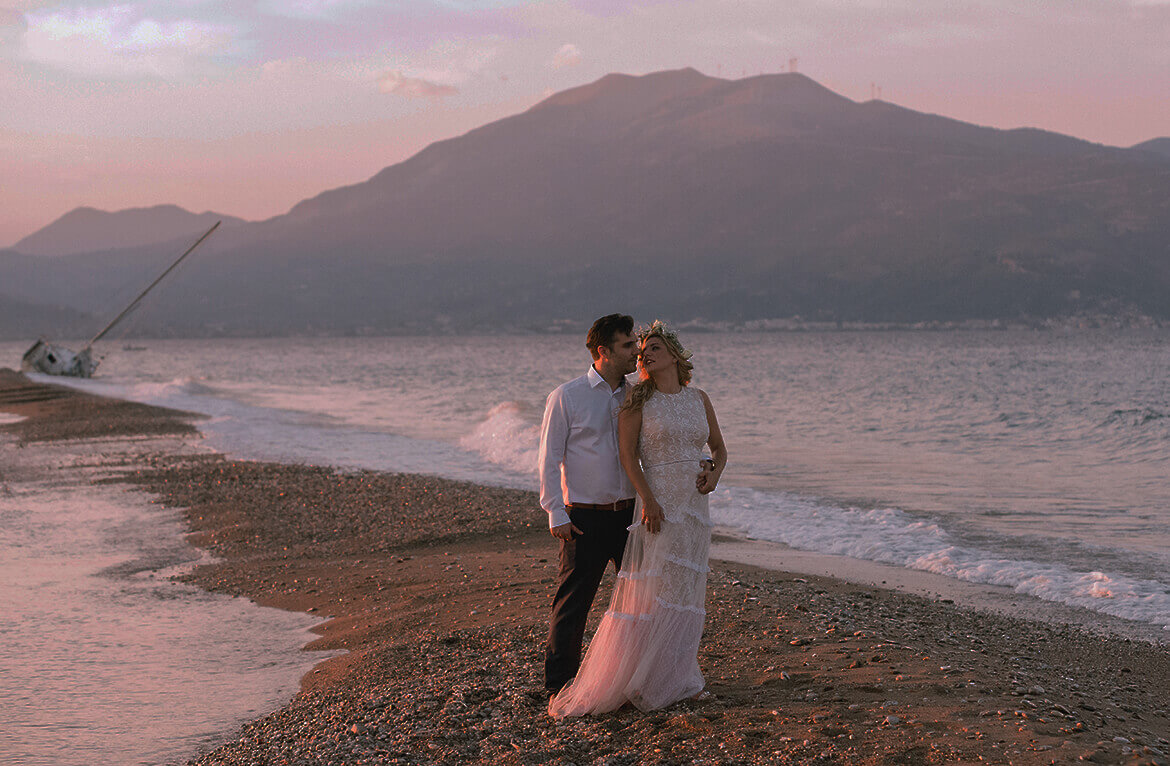 Γάμος Ανδρέα & Γεωργίας - Οι νεόνυμφοι με φόντο την θάλασσα
