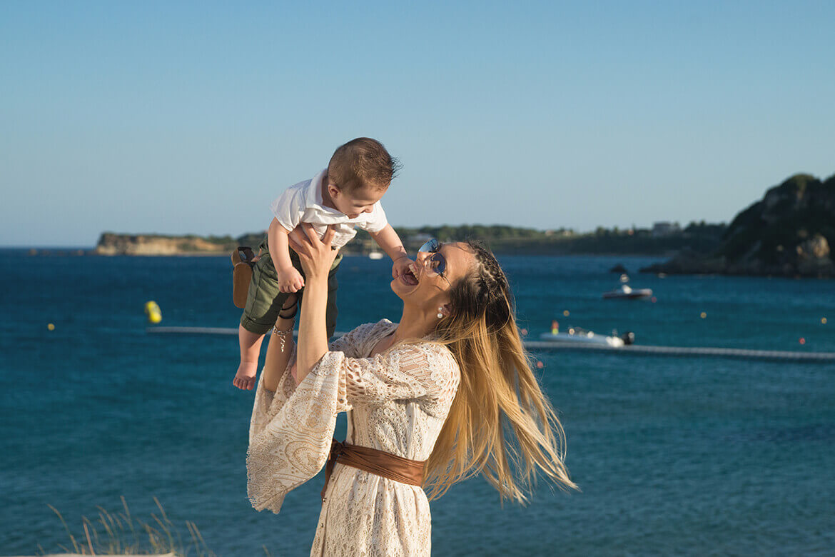 Βάφτιση Αρίστου - Η χαρούμενη μαμά με τον γιόκα της