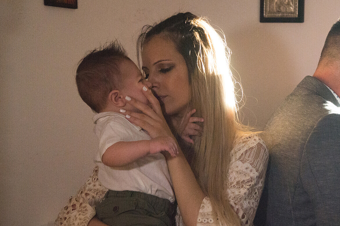 Βάφτιση Αρίστου - Η μαμά κρατώντας τον γιόκα της