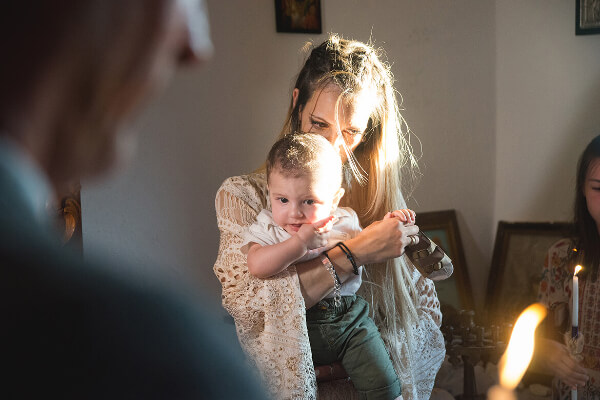 Βάφτιση Αρίστου - Η μαμά κρατώντας τον γιόκα της