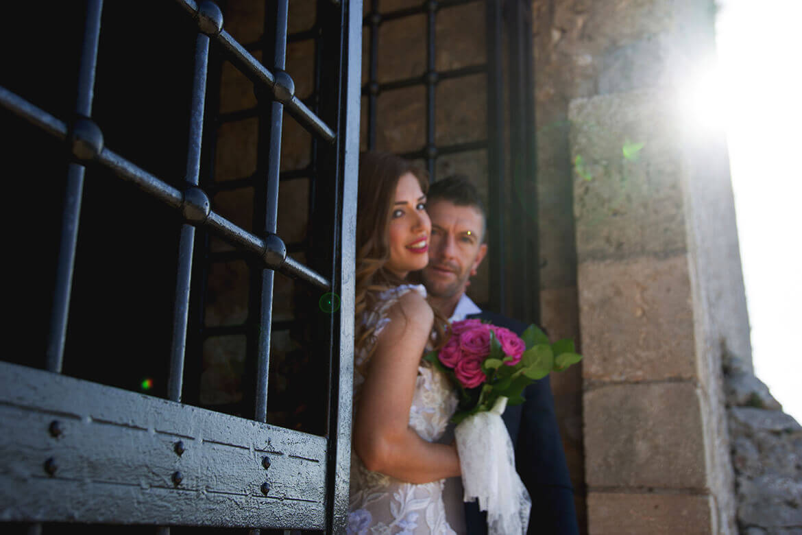 Γάμος Γιάννη & Λένης - Το ζεύγος στην πύλη του φρουρίου