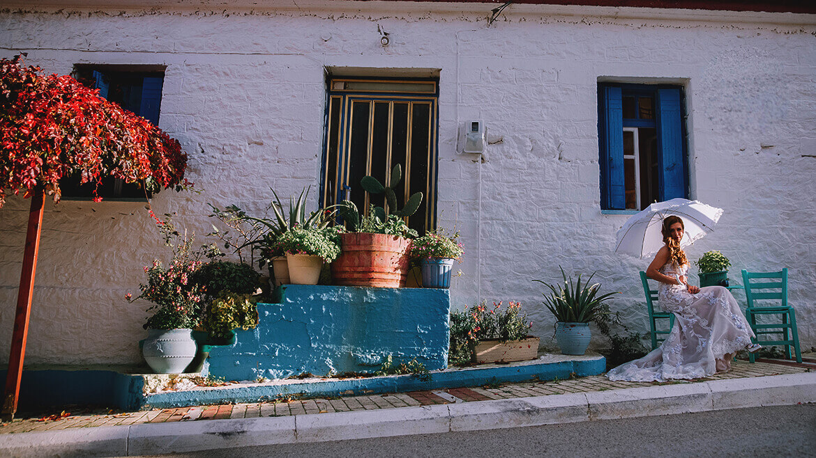 Γάμος Γιάννη & Λένης - Η νύφη με φόντο παραδοσιακό σπίτι