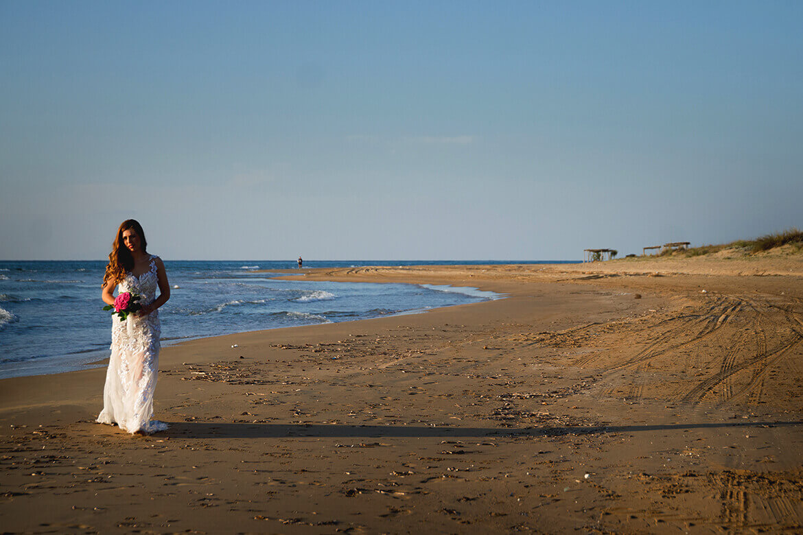 Γάμος Γιάννη & Λένης - Η νύφη με φόντο την παραλία