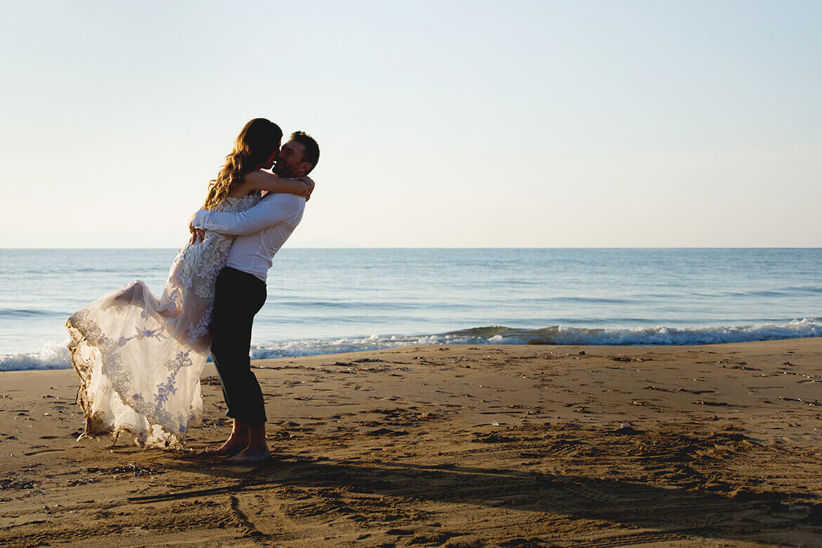 Γάμος Γιάννη & Λένης - Το ζεύγος αγκαλιασμένο στην παραλία