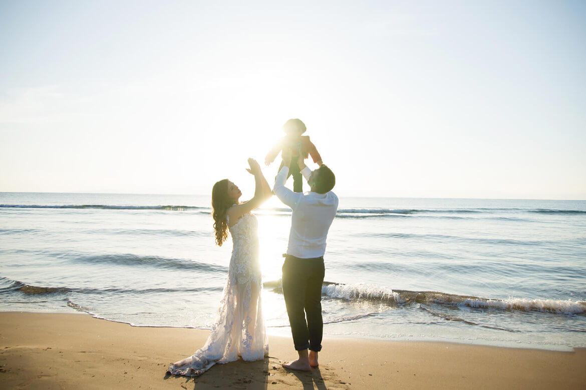 Γάμος Γιάννη & Λένης - Οι νεόνυμφοι με τον γιο τους στην παραλία