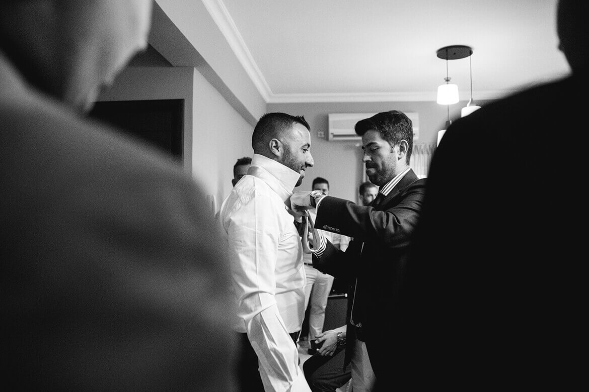 Γάμος Γιώργου & Ολίβιας - Ο κουμπάρος δένει την γραβάτα του γαμπρού