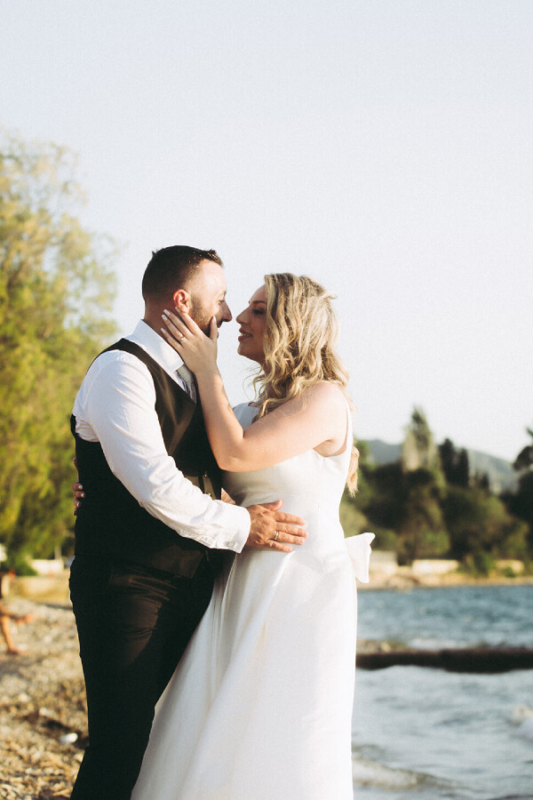 Γάμος Γιώργου & Ολίβιας - Οι νεόνυμφοι στην παραλία