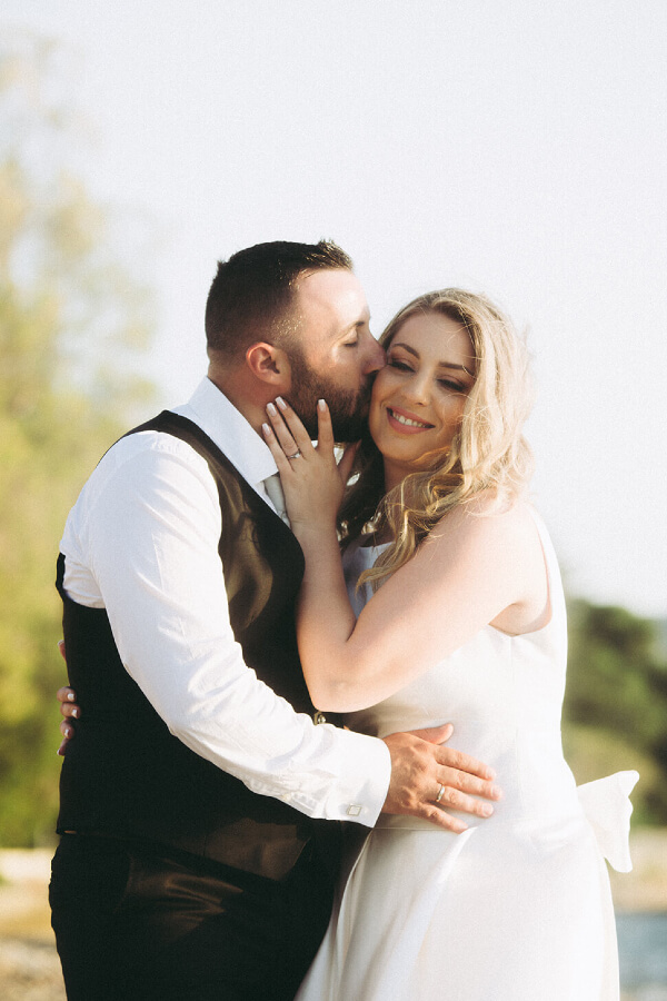 Γάμος Γιώργου & Ολίβιας - Οι νεόνυμφοι στην παραλία