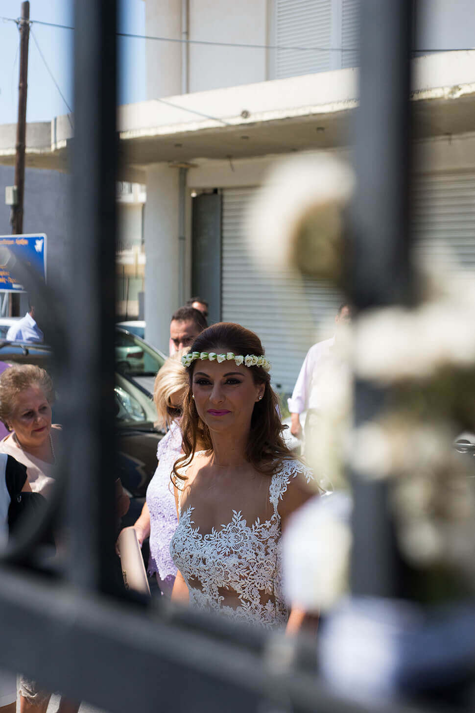 Γάμος Ηρακλή & Ειρήνης - Η νύφη έξω από την εκκλησία