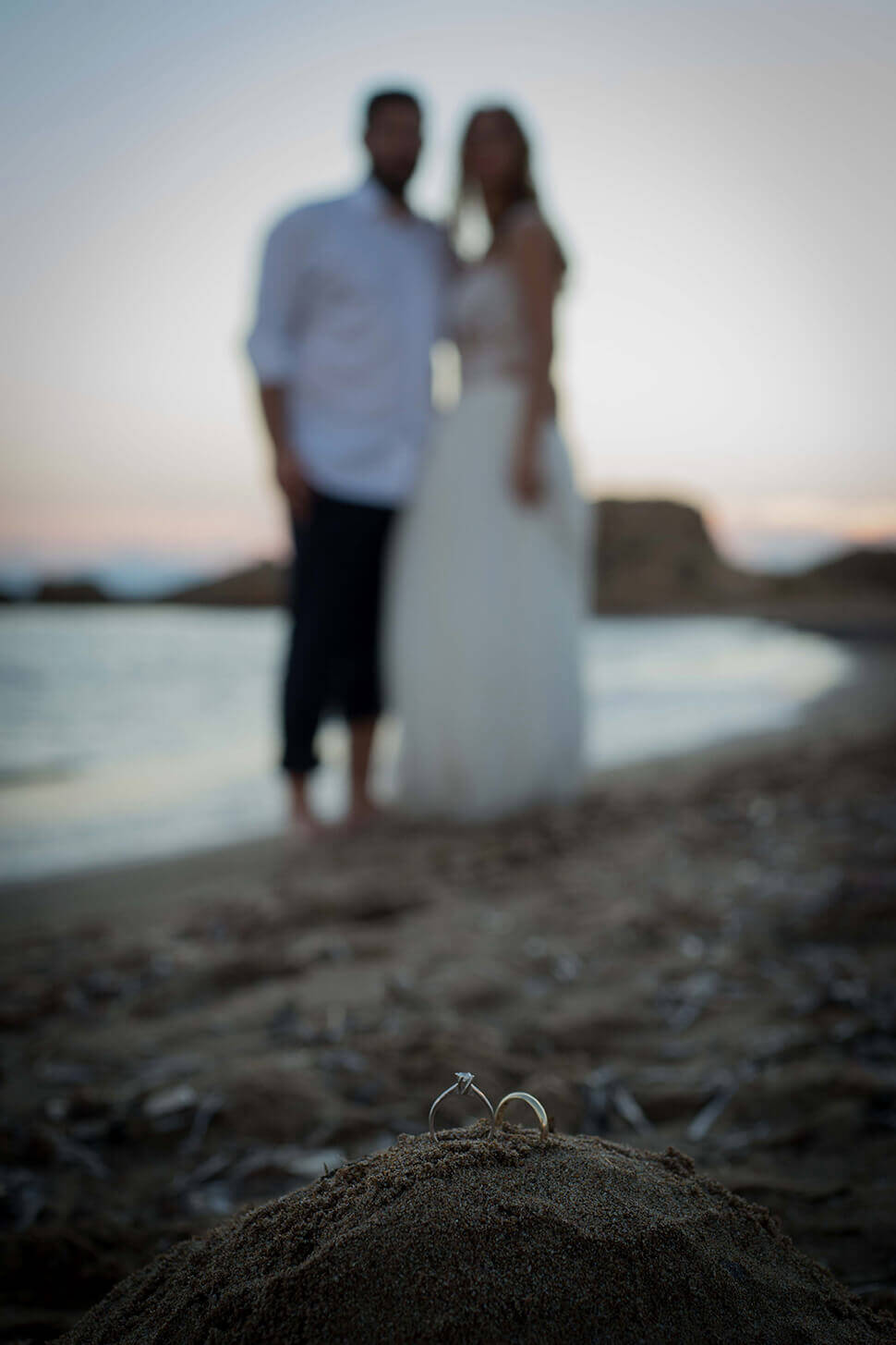 Γάμος Ηρακλή & Ειρήνης - Οι βέρες με φόντο το ζεύγος στην παραλία