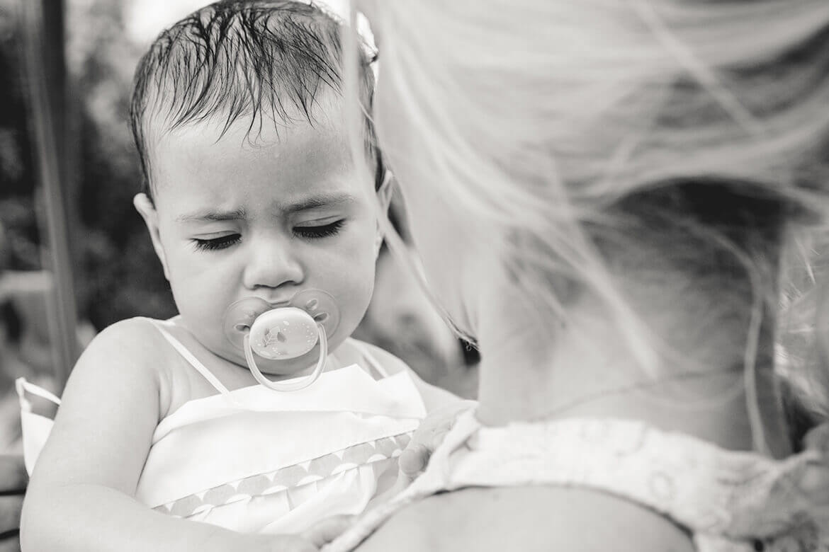 Βάφτιση Μελιτίνας - Η μάνα αγκαλιά με την κόρη