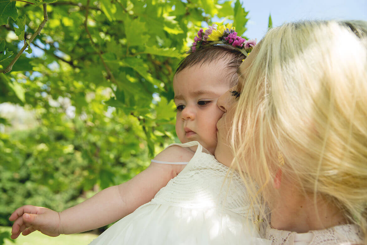 Βάφτιση Μελιτίνας - Η μάνα αγκαλιά με την κόρη